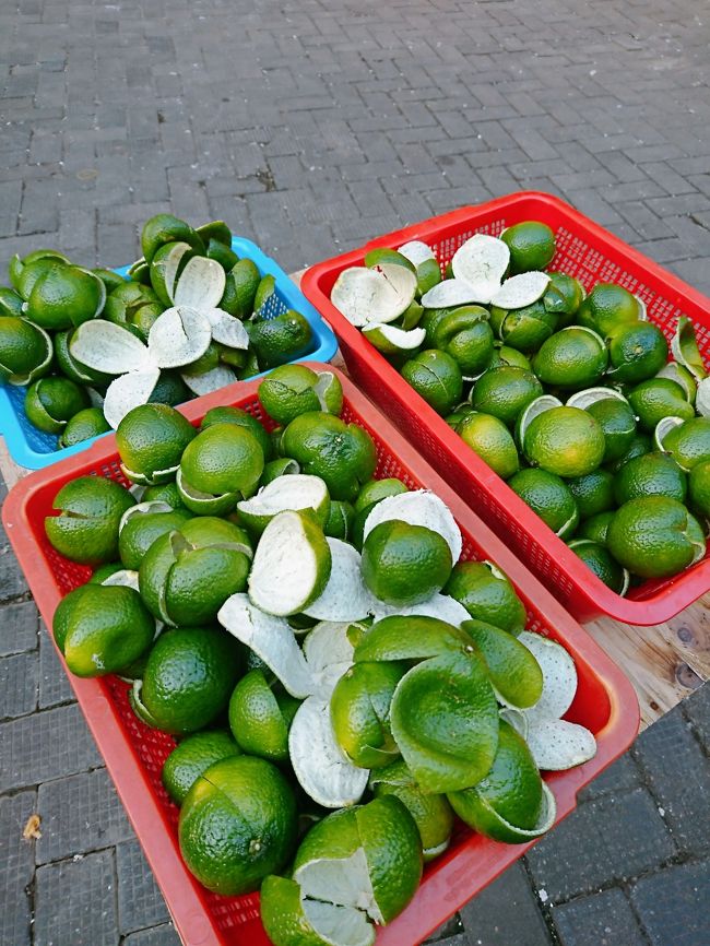 陳皮（みかんの皮を乾かしたもの）を作るみたいです。咳止めなんかに使われます。これを見ると、冬が近づいてきているんだなぁと思いますね。