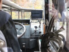 一番前のバスに乗って、運転席の後ろに乗車