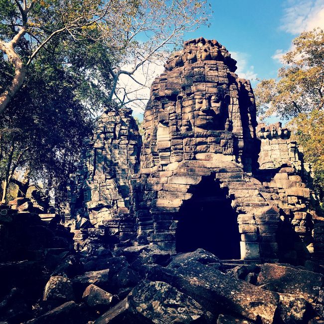 バンテアイチュマル寺院の4面のクーメルの微笑みのお顔がある。