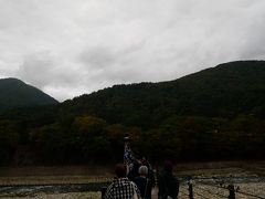 高山から白川郷へ。
通常は高速を使って1時間ほどで行けるようですが、運悪く高速が故障車により通行止めとなっていて下道を使って2時間近くかかりました。

夕方の白川郷。
駐車場から集落へは吊り橋を渡ります。