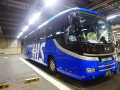 新宿都庁の大型駐車場に朝7時15分に集合。
青いHISバスで出発です！