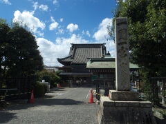 『第62番札所 天養山 観音院 宝寿寺』
15分ほどで到着しました。
13字前に到着しましたが門は開いてました。
良かったw