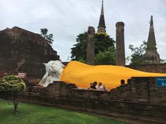 涅槃像
同じくワットヤイチャイモンコンにあります。

白い涅槃像は初めてで、印象的でした。
もともとは、建物内に安置され金箔が貼られていたそうです。