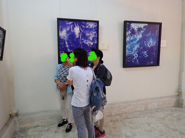 イバのフリーシャトルでアルマ美術館に送ってもらいました。<br />ウォルター・シュピース　の作品の前で。<br />「やっぱり　ええわ～」