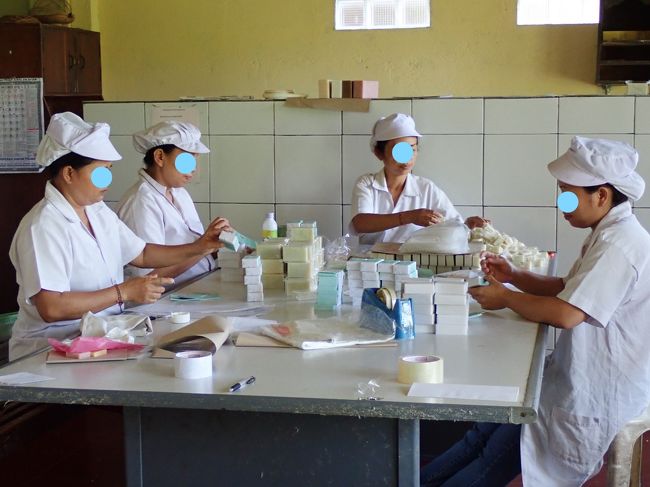 いつもの手作業の光景。<br />私は　ブラットワンギの大ファン！！<br />石鹸には　全くこだわりがなかったのですが　この石鹸に出会ってから<br />ナチュラルソープの使い心地よさにすっかり魅了されてしまいました。<br /><br />我が家では　ブラットワンギと普通の石鹸の両方を置いておくと、やっぱりみんなブラットワンギを使う。なので、ストックが少なくなると次のバリまでの自分の分確保のため　石鹸箱に入れて隠します。でも消費期限は1年位です。