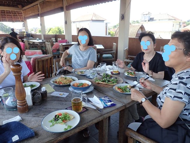 ブラットワンギから20分くらい、暑い中ジャランジャランでハノマン通りのブラックビーチへやってきました。<br />ここは3階に上がると、どんなに暑い日でも　気持ちイイ風が吹き抜けるお勧めのイタリアンレストランです。<br />イタリアンでは、ディビシタ通りのチッタオベストが美味しいと評判なので1度行ってみたいと思いながら、やっぱり涼しいここに来てしまいます。