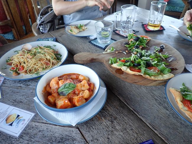 野菜たっぷりのピッツア　、モチモチのニョッキ、シーフードスパゲティ<br />どれも美味しかった。私たちには5人でこれくらいをシェアするのが丁度いい。<br />こんな時　出会ってから48年の年月が流れた事を感じます。食べ過ぎると揃って胃腸の調子が悪くなるのです。昔はサークルのサイクリングツアー<br />では、1人1斤の食パンに野菜や缶詰等を挟んだ　クラブ名物○○サンドなるものを　みんなペロリと平らげていたのですから。