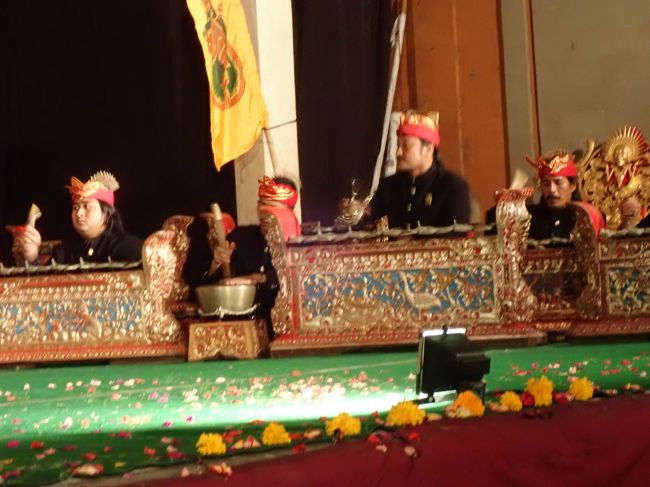 このリーダーは天才だと思います。<br />この楽団の演奏　素晴らしい！！