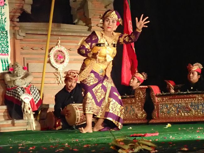 アノム氏の奥様　アユさんの踊りも力強い迫力に溢れていました。