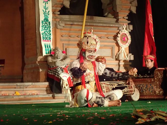 これもアノム氏。<br />舞踊とガムランを堪能しました。<br />この後　ホテルのシャトルにピックアップしてもらい　サンギンガンの和食店　まん丸へ。夜も遅いので　軽いものが食べたかったので　和食になりました。　