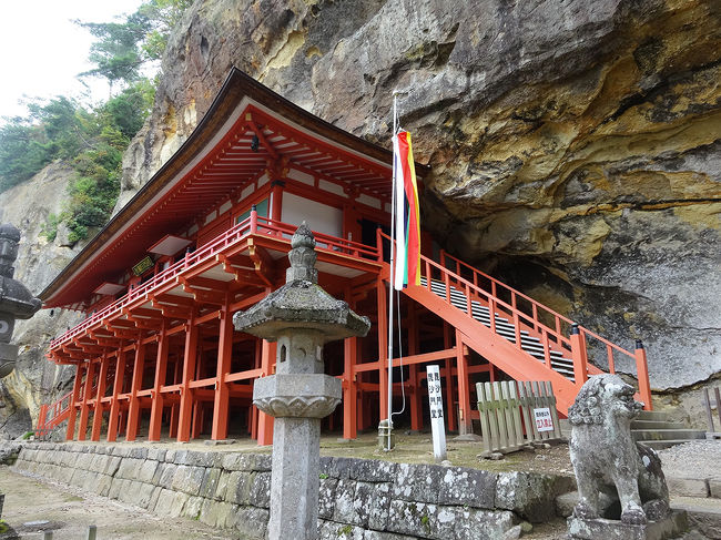 征夷大将軍 坂上田村麻呂の創建と伝えられています。<br />岩にへばり付くような毘沙門堂が面白いですね。世界遺産ではなく、国指定史跡です。