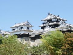 大天守・小天守。天守群も美しい松山城。松山という地名は、加藤嘉明が命名したそうです。重要文化財が多く、内部は博物館としても充実しています。時間をかけてまわりました。