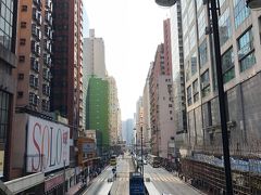 朝の香港。昨日の国慶節とは打って変わって、平日ですね。
通勤風景を見ることができました。