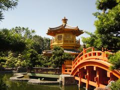 2日目は地下鉄で鑽石山へ向かう。

駅から徒歩で志蓮淨苑へ。看板もあるので迷うことなくついた。入園料は無料。

お寺の庭園なので、日本っぽさも感じられ心が落ち着く。静かな庭園をのんびりと散策した。

金色のお堂の前で西洋人から写真を撮ってほしいと頼まれた。見知らぬ外国人と英語で話すのは緊張したが、何とか上手く撮れたようで良かった。