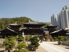 こちらが本堂。庭園からつながっている。想像していたより大きかった。

中では仏教徒が、お釈迦様の前でお祈りしていた。
