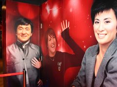 そして、展望台施設の中へ。

下に降りるとマダムタッソー。
前回も来て、この入り口の絵を見て、もう一度見たくて、もう一回来た。

矢口真里に似てるよな。