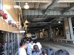 さて、バスで下山しようかと思ったら、この行列ですよ。

しかも、大型バスが多く走っていて、そちらも渋滞。
バスがなかなか来なくてモヤモヤ。