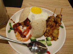 昼食は近くのショッピングモールでナシゴレンを食べた。58ドル。

値段はやや高めだが美味しかった。ドリンクも付いてきた。