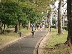  三ツ又ふれあい公園を右折し、ふれあい緑道に入ります。八田川沿いの緑道を進んでいきます。