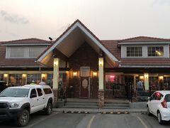 近くのアルバータ牛を食べさせるという

レストランでディナー

Patrinos SteakHouse&Pub