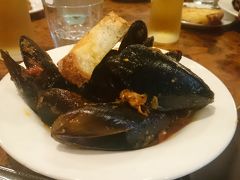 チリマッスル
Cozze all’Arrabbiata Chilli mussels 25
ムール貝のアラビアータみたいなものかな？ピリ辛のトマト味
貝の身は小さくしょっぱい

メインは魚介のパスタ
Linguine Alla Marinara Spaghetti with mixed seafood & tomato lge30

食後はコーヒーか紅茶、ティラミスが出て終わり。
パスタもティラミスもお皿ごとに量が異なり大雑把な印象
美味しいんだけどね