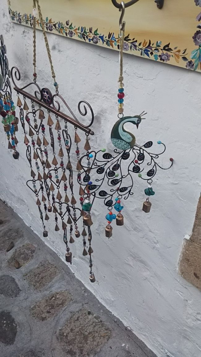鈴のついた飾り？リンリン綺麗な音がなります。見た目も綺麗。<br /><br />ホーラ歴史地区はとても静かで、神聖な雰囲気の街でした。厳かな気持ちになりました。<br /><br />次の場所へ移動します。