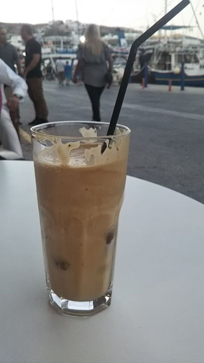 港に戻ってきました。港近くの喫茶店までがツアー内容だったので、こちらで飲み物を頂きました。コーヒーフラッペにしました。砂糖がジャリジャリして、ちょっと好き。<br /><br />その後は自由解散だったのでお土産物屋を見ます。