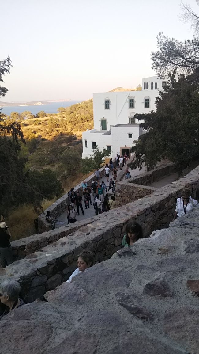 あの建物から洞窟へ入ります。