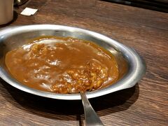 近江町市場も午後6時ともなると閑散としています。そんな中「カレーのチャンピオン」さんへ。シンプルな440円のカレーは懐かしい味です！