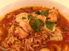 せっかくカイスソドレにいるのだからすぐ近くのタイムアウトマーケットへ（2回目）。
初日からずっと食べたいと思っていたタコのリゾット！苦手な貝を抜いて欲しいとお願いしたらOKと言われたんですが、ふつーに入ってました笑
もういいよ、おかげでなんかちょっと慣れたし。
これも美味しかったですよ。