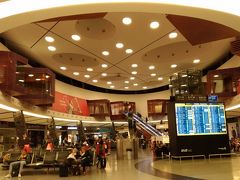 荷物も預けたしどうせお店も開いてないし、セキュリティチェックも受けちゃいましょう。
搭乗までは適当にPCでもいじってるかな～とか思ってたら、この時間（4時半過ぎ）でも免税店が開いてる！

リスボン空港、結構綺麗ですね～お店も多いし！
5時くらいにはお土産屋さんも開いて、結構時間つぶしができました！