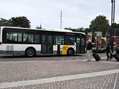 ブルージュの駅前からバスで旧市街へ。駅前のチケット売り場で３ユーロで買いましたが、運転手からも買えるようでした。バスターミナルは広く、乗り場番号も書いてあるのでわかり易かったです。