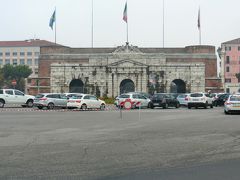 本来ならバスでさっと通り過ぎるはずの門をじっくり見られてよかった（と今ならポジティブに捉えられる笑）