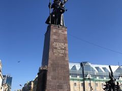 ルーブルも確保出来たところで早速街歩き開始です。
まずはその名の通りウラジオストクの中心の中央広場にやって来ました。
広場には偉大なるソビエトのために戦った戦士のモニュメントがあります。