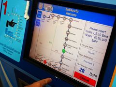 MRTに乗り換えて連絡通路で移動して、Si Lom駅から乗車しPhra Ram9駅で下車した。