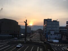 大阪から深夜バスで新潟県の長岡に到着しました。

※南海本線　堺駅のロータリーから深夜バスが出ています。
堺から乗り込むの一人だけでした。
楽天トラベルで予約して、独立3列シート9,150円でした。
独立3列、カーテンあるけどやっぱり寝にくいです。

バスは無事にすごく早めに
6時に長岡駅に到着してくれました。
サプライズ！
サンライズ！