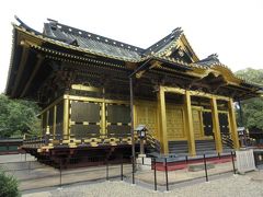 上野東照宮のメインスポット・社殿。
金箔が貼られ、煌びやかに輝いていました。
入場料を払ってでも見学の価値はあります。