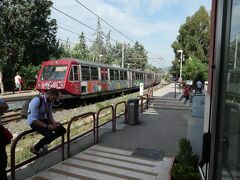 駐車場からポンペイ遺跡入り口に向かう途中に駅(Pompei Scavi, Villa dei Misteri)がありましたので、覗いてみました。丁度列車が入ってきました。