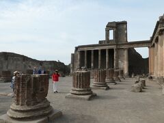 広場に出てきました。バジリカ(Basilica Scavi)です。円柱の下方だけが残っています。