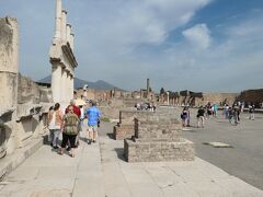 アポロ神殿横のフォーラム・アット・ポンペイ(Forum at Pompei)です。大きな広場で、古代ポンペイ市民が集会などの際に集まっていた場所のようです。