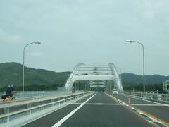 大三島橋を渡り大三島へ．
全長328m，単径間ソリッドリブ2ヒンジアーチ橋．
サイクリングをしている人が多く見れられる．