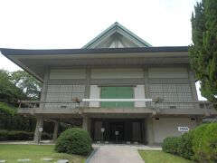 大山祇神社紫陽殿．
国宝館とともに国内の国宝・重文指定されている武具類の多くを所有，展示している．
開館時間8時半～16時半，入館料\1,000，無休．