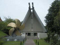 大山祇神社海事博物館．
昭和天皇の海洋生物研究の為の御採集船葉山丸，昭和天皇の御著書，水軍海事関係資料，動植物の標本，鉱石等を展示する．
開館時間8時半～16時半，入館料紫陽殿国宝館と共通(\1,000)，無休．