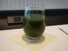 ２週間ぶりの休みに浮かれながら、
空港に到着。
ANAラウンジへ。

しかし、明日はフルマラソン。
ここはストイックに青汁をいただきます。
ストイックにここ1週間禁酒してきた。