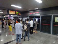 ホテルで荷物を受け取り金浦空港までは地下鉄で。
新沙駅17:00ごろ出発したら通勤ラッシュと重なって大変でした。

乗換駅で運良く快速に乗れたので1時間ぐらいで空港着。
空港駅からターミナルまでも遠いです。
