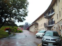 検索した結果、ぶどうの丘で時間つぶしをすることに
http://budounooka.com/
徒歩でも約15～20分とありましたが、雨なのでタクシーに。道はくねくね、下がったり上がったりで歩くと大変そうでした（写真はホテル側）