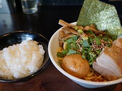 つけ麺屋しずくへ。
14:00でも３人待ちでしたが、
外の椅子に座れて立つことなく。
汁なし担々麺（大盛り）とライスを注文。

もはやカーボローディングではなく、
ただの暴飲暴食である。