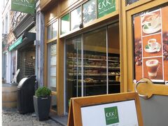 ２日目。
飛行機で疲れていたはずなのに、見事な時差ボケで３時（日本は１０時）には起床。大人はまだまだ眠れるけれど、子供の体は素直～。
仕方なく一緒に起きて、ゲームをしたりテレビを見たりしていました。
７:００になったので、朝食を食べに下調べで見つけておいたカフェ「EXKI」へ出かけます。
それにしても寒い！半袖じゃ無理！7月なのにね～。