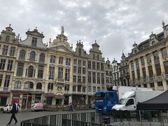 朝食後、グランプラスへ。
世界一美しい広場と言われるのも納得でした。
何かイベントの準備で、大きなトラックが入っていたけど・・・。
こんな大きい車入れていいの？！石畳、大丈夫？！