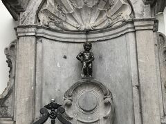 まだまだ時間があるので、母の希望で小便小僧・小便少女・小便犬の
三大小便の像（我が家だけの呼び方！？）を見に行くことに。
まずは小便小僧。
朝早くて（この時点で９時）誰もいません。
ワッフル屋さんも開いてません。

実際に見た小便小僧はとってもかわいくて、三大がっかりなんて言われているのがかわいそうになりました。全然がっかりじゃなかったけどな。